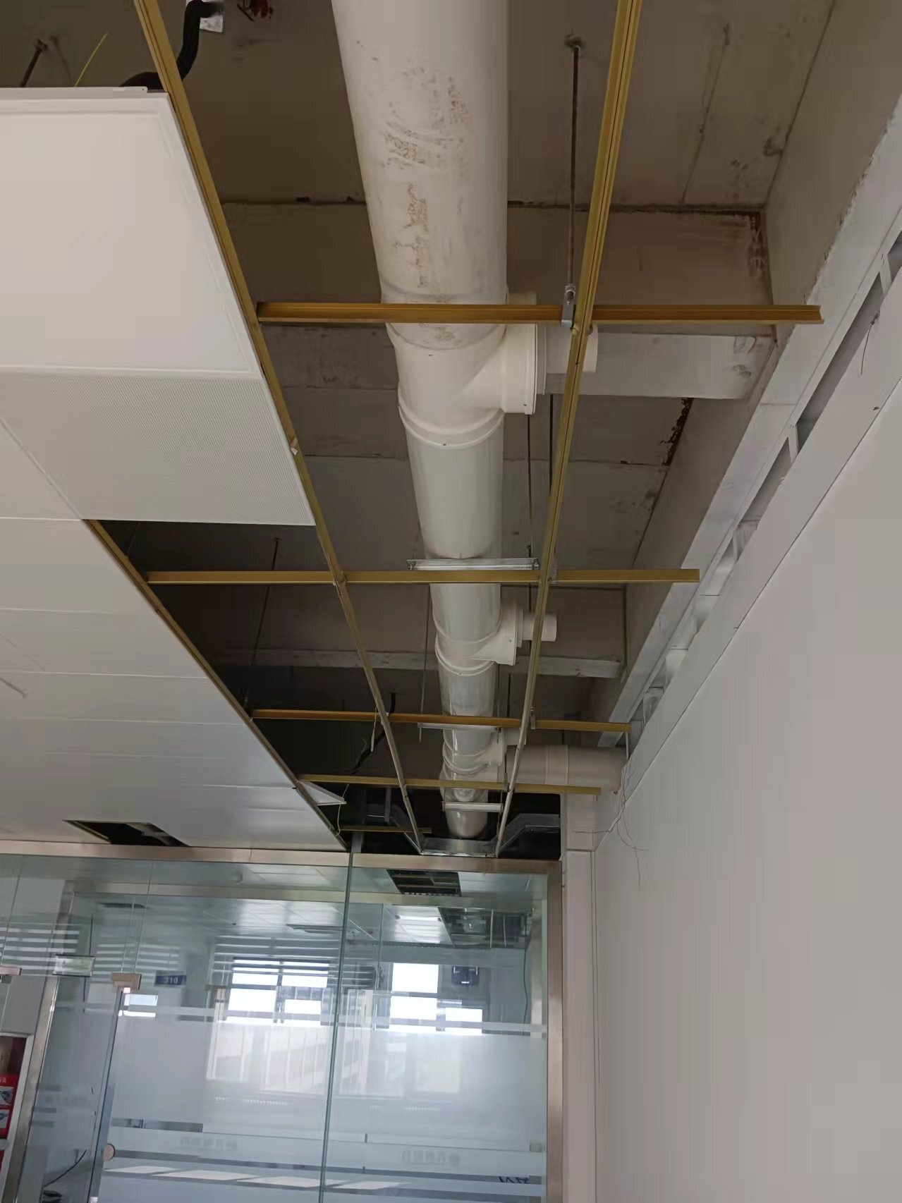 化工實(shí)驗(yàn)室通風(fēng)系統(tǒng)安裝完成